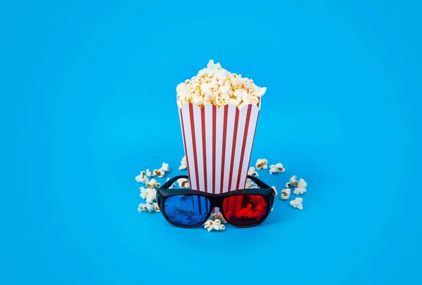 Fondo Del Cine Mirando Películas Palomitas Sueltas Caja Rayas Gafas — Foto de Stock