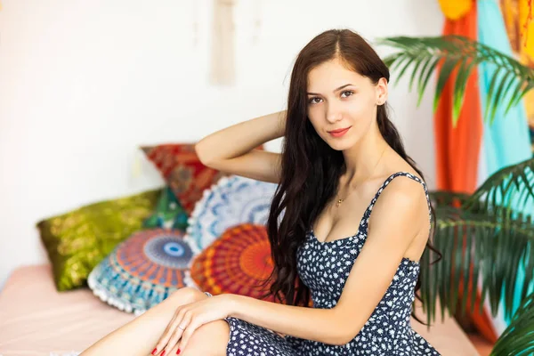 Schöne Junge Teenager Mädchen Sitzt Auf Einem Sofa Einem Hotelzimmer — Stockfoto