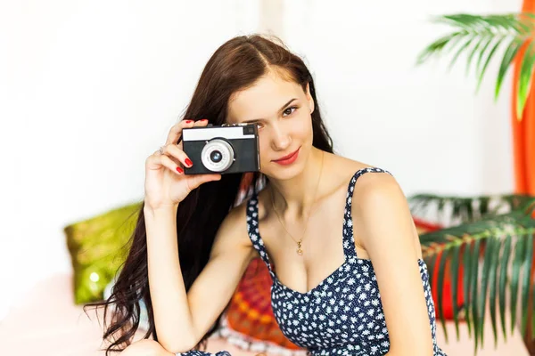 Hermosa Mujer Fotógrafa Haciendo Fotos Con Cámara Hipster Retro Divertirse — Foto de Stock