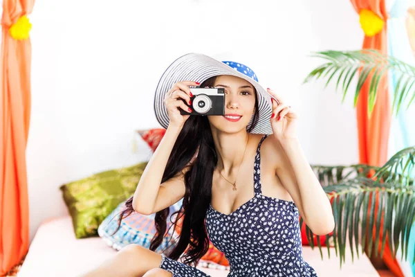 복고풍 Hipster 카메라는 휴가에서 재미와 만들기 라이프 스타일 — 스톡 사진