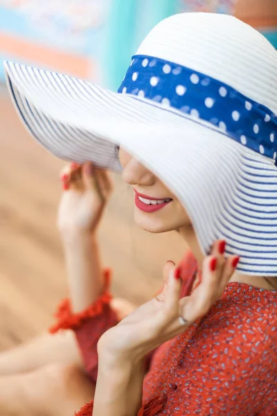 Close Retrato Jovem Mulher Verão Usando Chapéu Retrato Estilo Vida — Fotografia de Stock