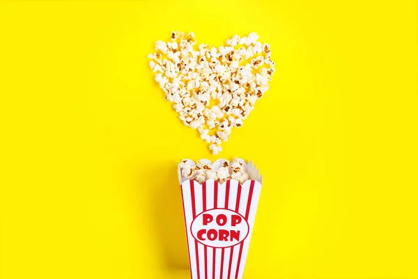 Aime Regarder Des Films Popcorn Renversé Forme Coeur Seau Papier — Photo