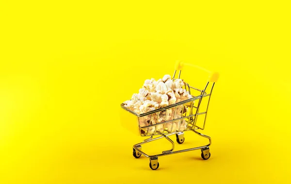 Popcorn Nákupním Vozíku Růžovém Pozadí Pohled Shora — Stock fotografie