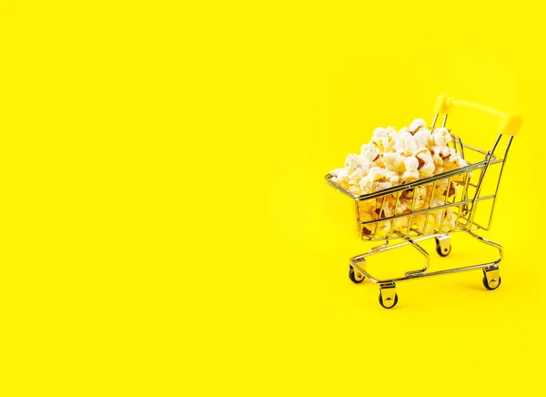 Popcorn Nákupním Vozíku Růžovém Pozadí Pohled Shora — Stock fotografie