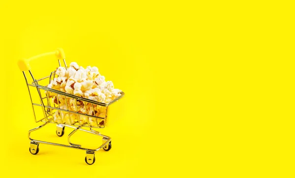 Popcorn Nákupním Vozíku Růžovém Pozadí Pohled Shora — Stock fotografie