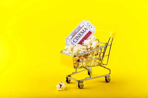 Popcorn Nákupním Vozíku Růžovém Pozadí Pohled Shora — Stock fotografie