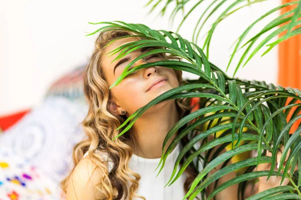 Ritratto Bella Ragazza Con Ombre Foglia Palma Sul Viso Vacanza — Foto Stock