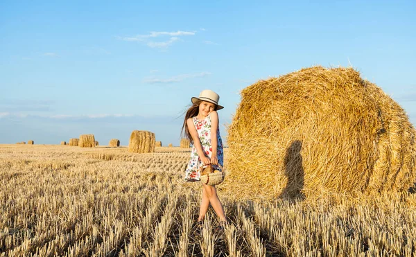 Menina Adorável Usando Chapéu Palha Andando Feliz Campo Trigo Noite — Fotografia de Stock