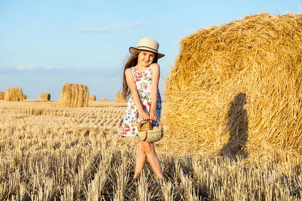 Rozkošný Dívka Která Nosí Slamákem Chůze Šťastně Pšeničné Pole Teplé — Stock fotografie