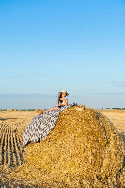 Adorabile Ragazza Che Indossa Cappello Paglia Nel Villaggio Pagliaio Beve — Foto Stock