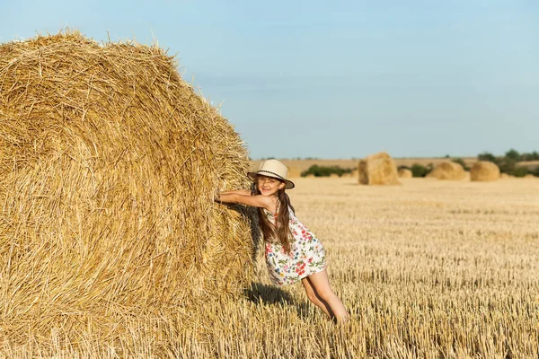 Menina Adorável Usando Chapéu Palha Andando Feliz Campo Trigo Noite — Fotografia de Stock