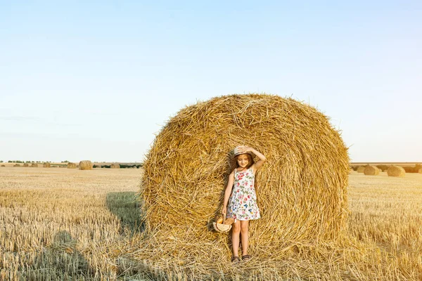 Adorable Girl Wearing Straw Hat Walking Happily Wheat Field Warm — Stock Photo, Image