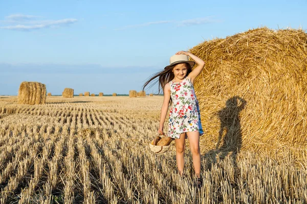 Rozkošný Dívka Která Nosí Slamákem Chůze Šťastně Pšeničné Pole Teplé — Stock fotografie