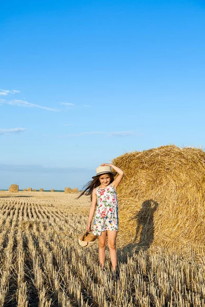 Menina Adorável Usando Chapéu Palha Andando Feliz Campo Trigo Noite — Fotografia de Stock