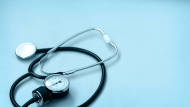 Tıbbi kavramı arka plan. Doktor mavi stetoskop.
