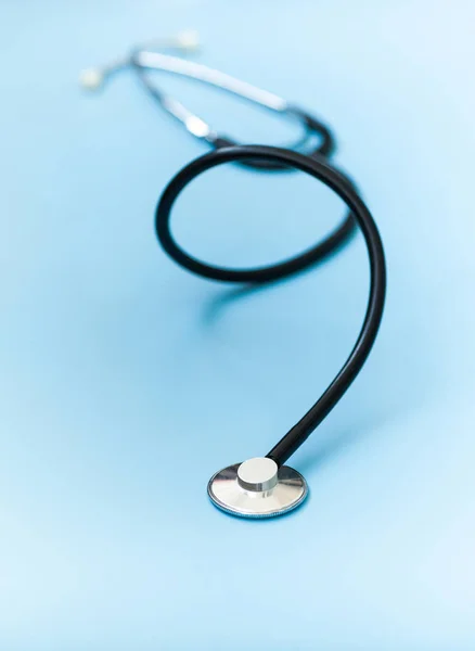 Concepção Médica Estetoscópio Preto Profundidade Campo Rasa Fundo Azul Com — Fotografia de Stock