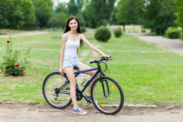 Belle Fille Vélo Dans Parc Ville Des Gens Actifs Extérieur — Photo