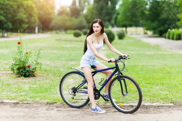 Schöne Mädchen Auf Einem Fahrrad Einem Stadtpark Aktive Menschen Freien — Stockfoto