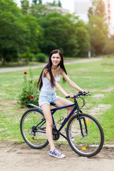 Piękna Dziewczyna Jazda Rowerze Parku Miejskim Osób Aktywnych Zewnątrz — Zdjęcie stockowe