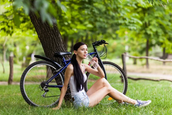 Belle Fille Avec Vélo Relaxant Sur Herbe Dans Eau Potable — Photo