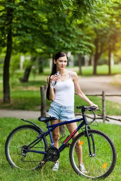 Belle Fille Avec Vélo Relaxant Dans Eau Potable Parc Ville — Photo
