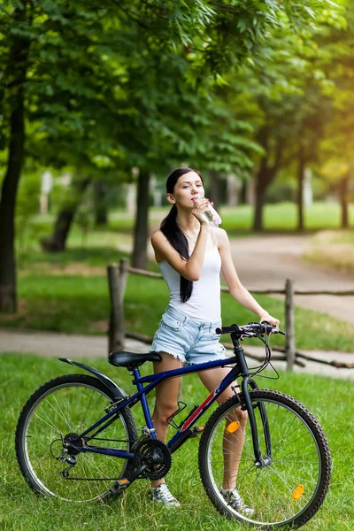 Belle Fille Avec Vélo Relaxant Dans Eau Potable Parc Ville — Photo