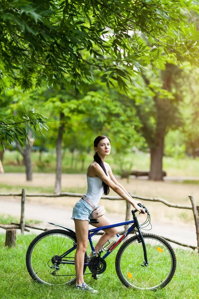 Belle Fille Vélo Dans Parc Ville Des Gens Actifs Extérieur — Photo