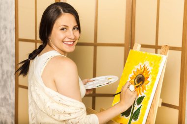 Yaratıcı olmaya. Art Studio bir ayçiçeği resmi kadın ressamın