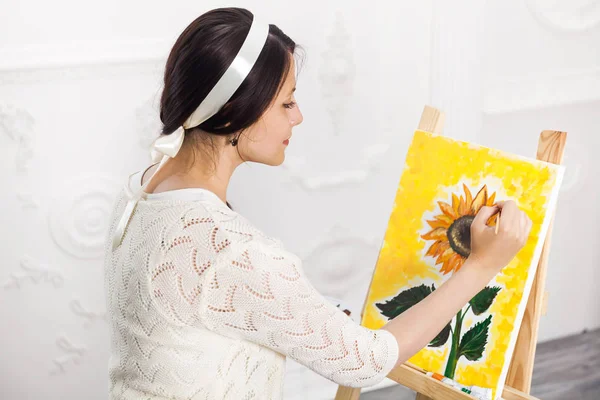 Ser Creativo Mujer Artista Pintando Girasol Estudio Arte — Foto de Stock