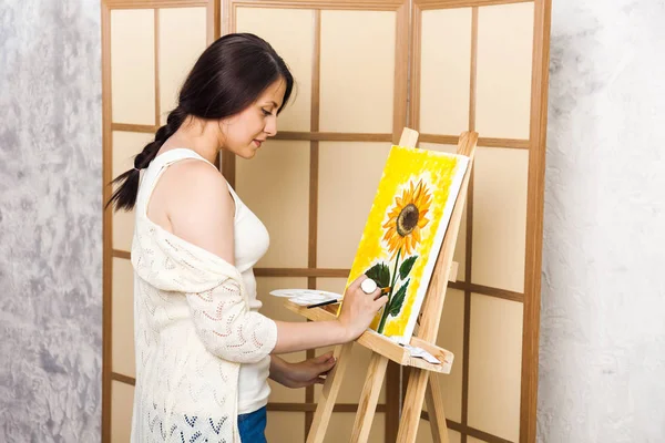 Ser Creativo Mujer Artista Pintando Girasol Estudio Arte — Foto de Stock