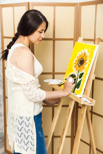 Ser Creativo Mujer Artista Pintando Girasol Estudio Arte — Foto de Stock