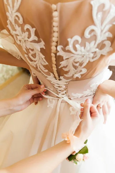 Hochzeitskonzept Eine Nahaufnahme Des Rückens Der Braut Einem Zarten Brautkleid — Stockfoto