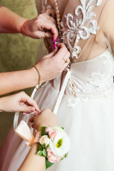 Hochzeitskonzept Eine Nahaufnahme Des Rückens Der Braut Einem Zarten Brautkleid — Stockfoto