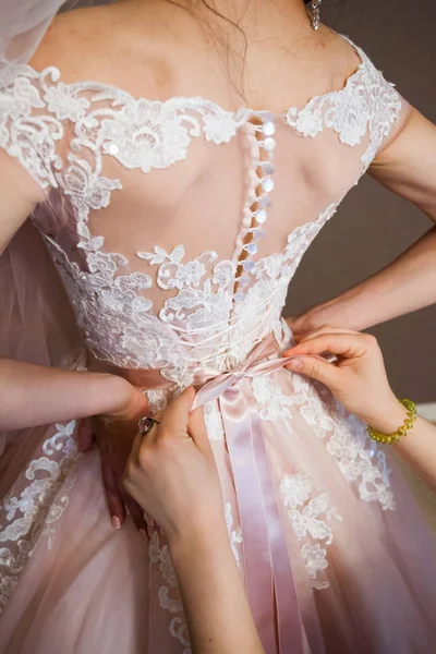 結婚式のコンセプト 花嫁の優しい結婚式レースのドレスで背中をクローズ アップ ドレスを固定のプロセス — ストック写真