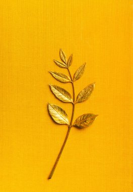 Kopya alanı tasarım düğün kartları, Sevgililer günü, tebrik kartları için dokulu turuncu zemin üzerine altın sonbahar dal