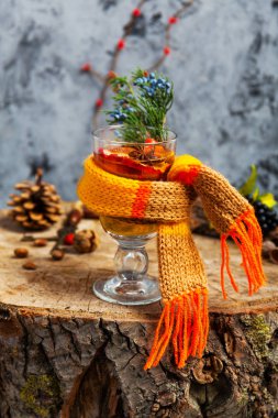 Bal ve mevsimlik kartpostal ahşap arka plan kavramı üzerinde baharatlar ile sıcak içecek