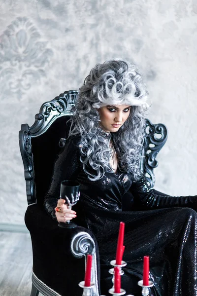 ハロウィーン ゴージャスな若い魅力の肖像画古代の城に黒いガラスの灰色の毛の黒のドレスで美しい女性吸血鬼バロック貴族魔女 — ストック写真