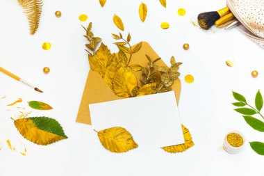 Altın Styled Resepsiyon zarf, boş kart, kompozisyon altın yaprakları ve altın yaratıcı şeyler. Düz yatıyordu.