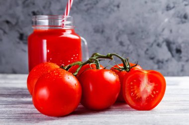 Mason kavanoza ve taze üzüm bütün ve rustik masada yarım domates domates suyu