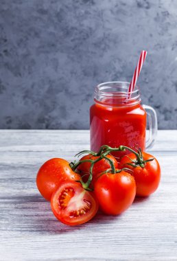 Mason kavanoza ve taze üzüm bütün ve rustik masada yarım domates domates suyu