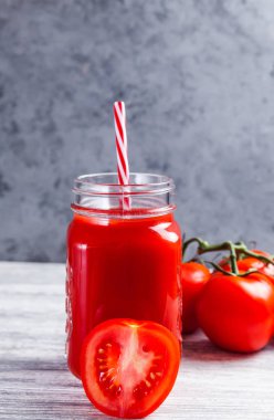 Mason kavanoza ve taze üzüm bütün ve rustik masada yarım domates domates suyu