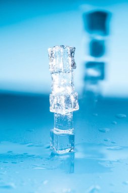 mavi zemin üzerine ıslak buz küpleri