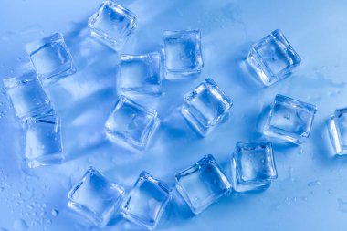 mavi zemin üzerine ıslak buz küpleri
