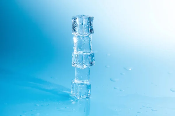 Cubos Gelo Molhado Fundo Azul — Fotografia de Stock