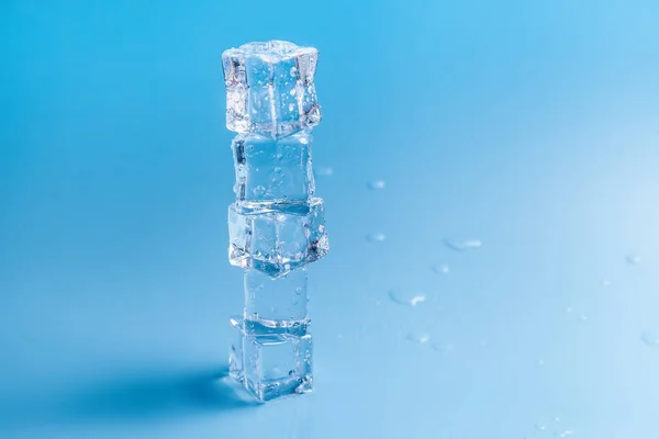 Cubos Hielo Húmedos Sobre Fondo Azul —  Fotos de Stock