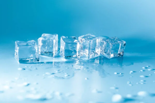 Cubos Hielo Húmedos Sobre Fondo Azul —  Fotos de Stock