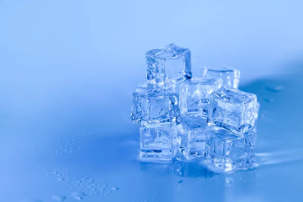 青色の背景にぬれた氷 — ストック写真