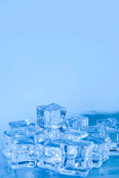 Cubos Gelo Molhado Fundo Azul — Fotografia de Stock