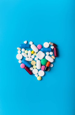 Çeşitli ilaç tıp hap, tablet ve kapsüller. Kalp şekli hapları. Metin için yer kopyalayın. Tıp kavramı