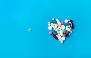 Çeşitli ilaç tıp hap, tablet ve kapsüller. Kalp şekli hapları. Metin için yer kopyalayın. Tıp kavramı
